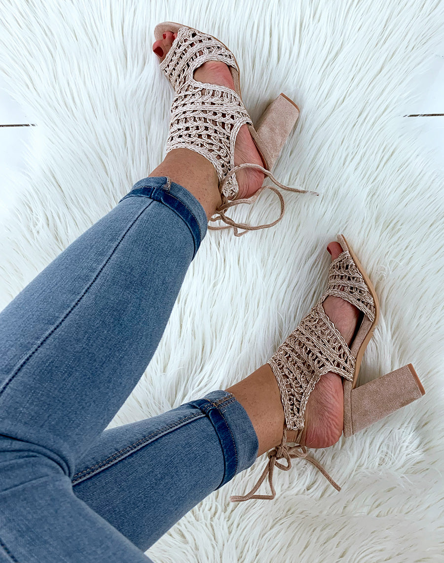 Sandales beiges à talons carrés et à lacets bi-matières