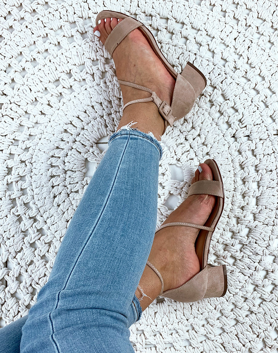 Sandales beiges à talons et à lanières entrecroisées