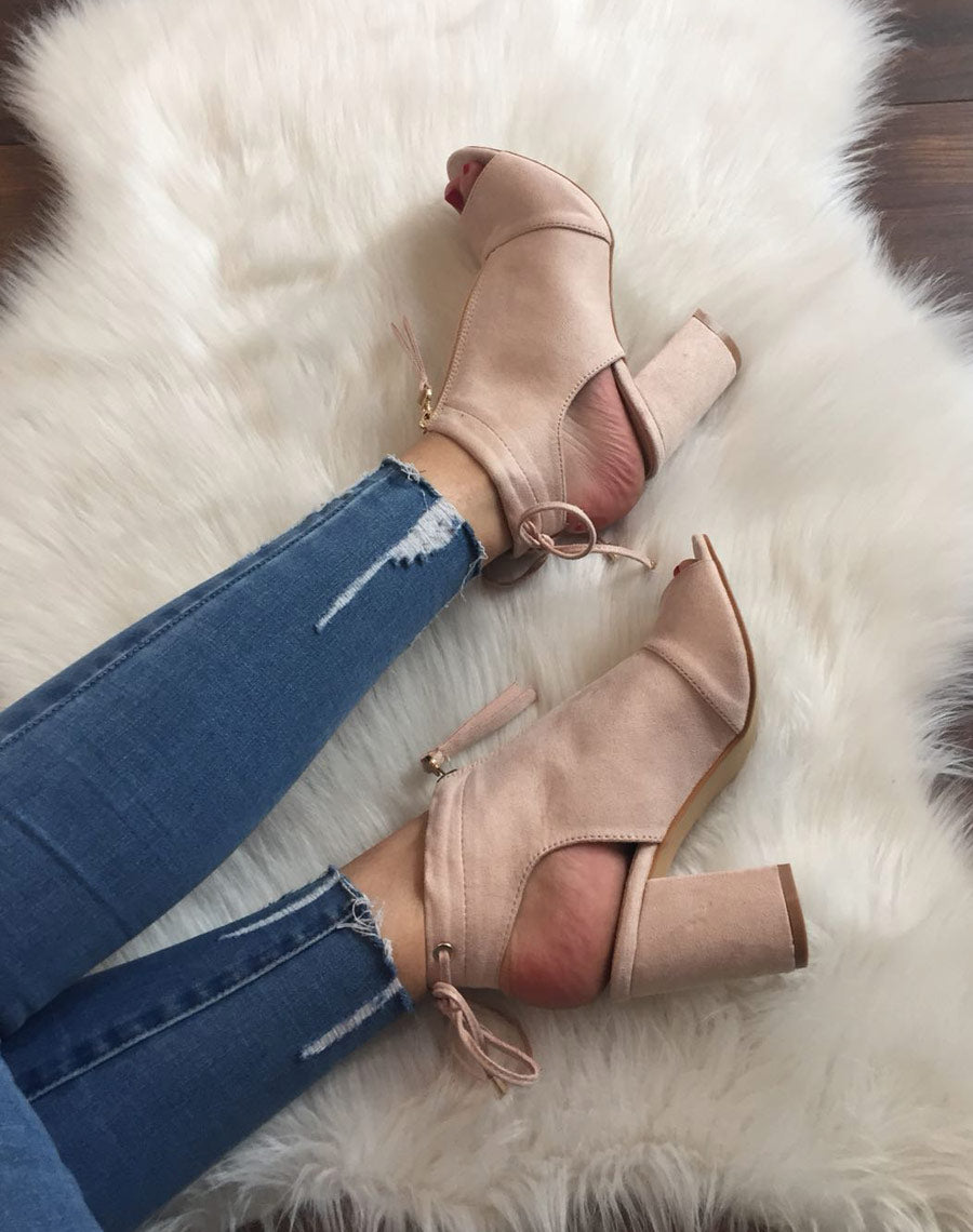 Sandales beiges à talons à fermeture avant