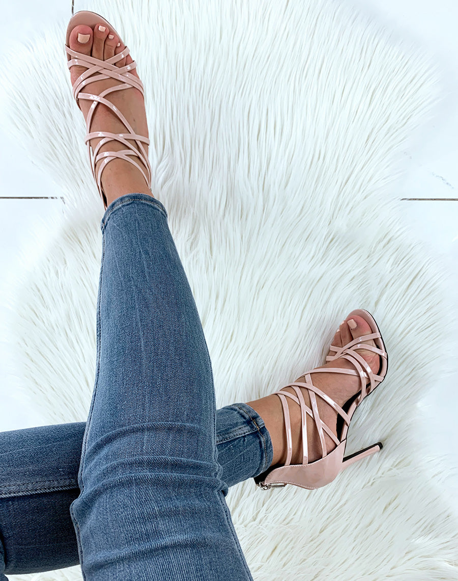 Sandales beiges vernies à multiples lanières entrecroisées et à talons aiguilles