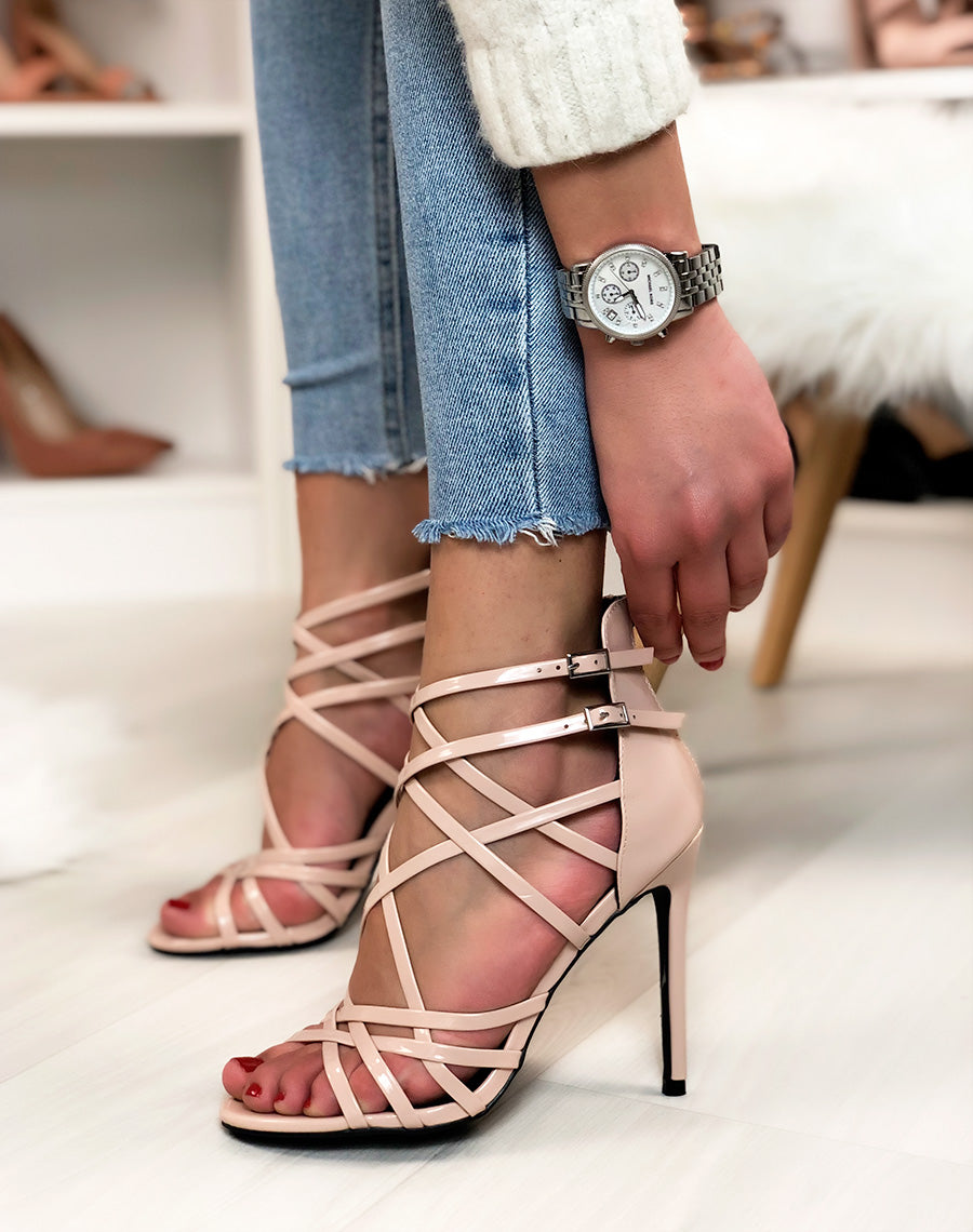 Sandales beiges vernies à multiples lanières entrecroisées et à talons aiguilles