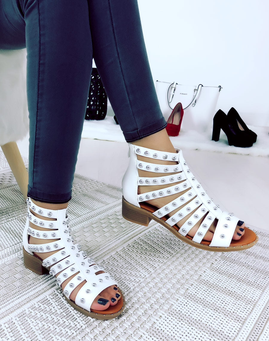 Sandales blanche à multiples lanières cloutées