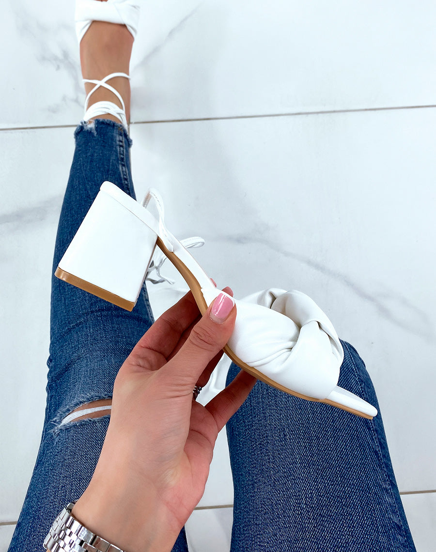 Sandales blanches à bride nouée et lacets à petit talon