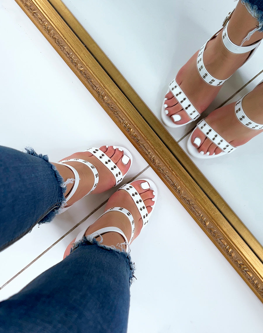 Sandales blanches à brides cloutées à talon
