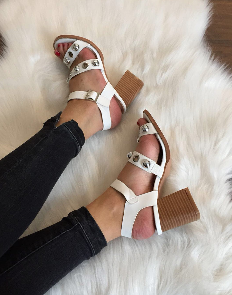 Sandales blanches brides à œillets 