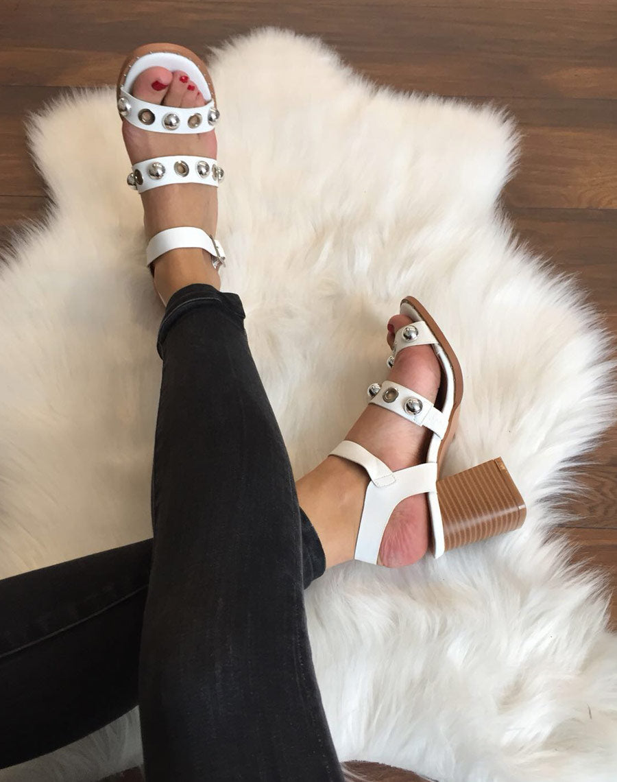 Sandales blanches brides à œillets 