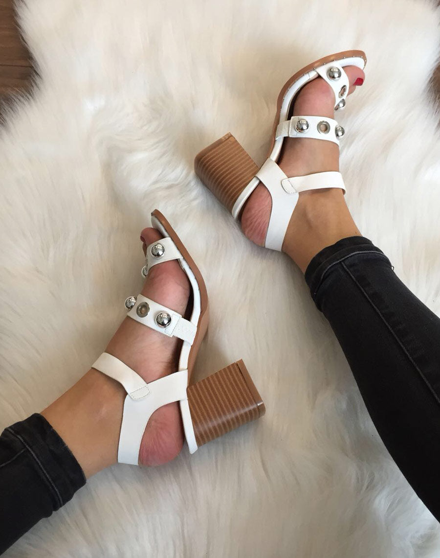 Sandales blanches brides à œillets 