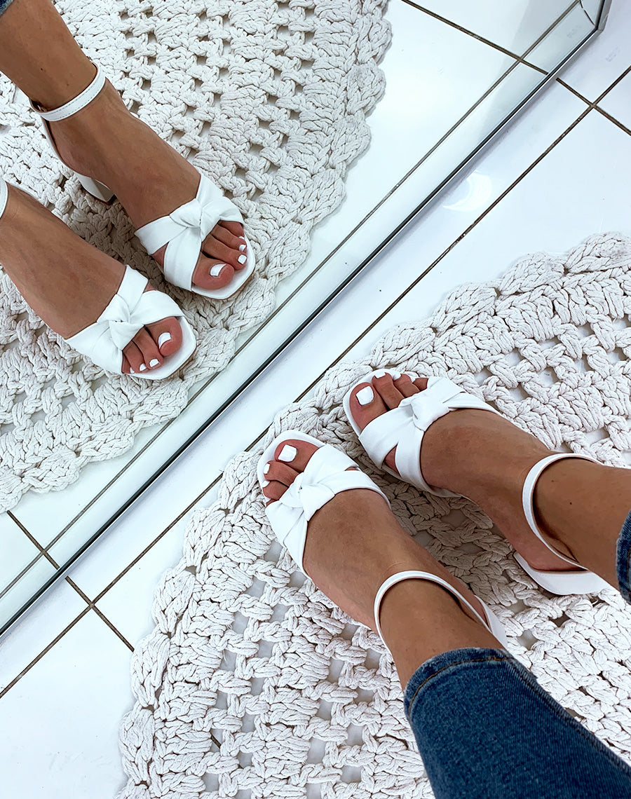 Sandales blanches à brides nouées