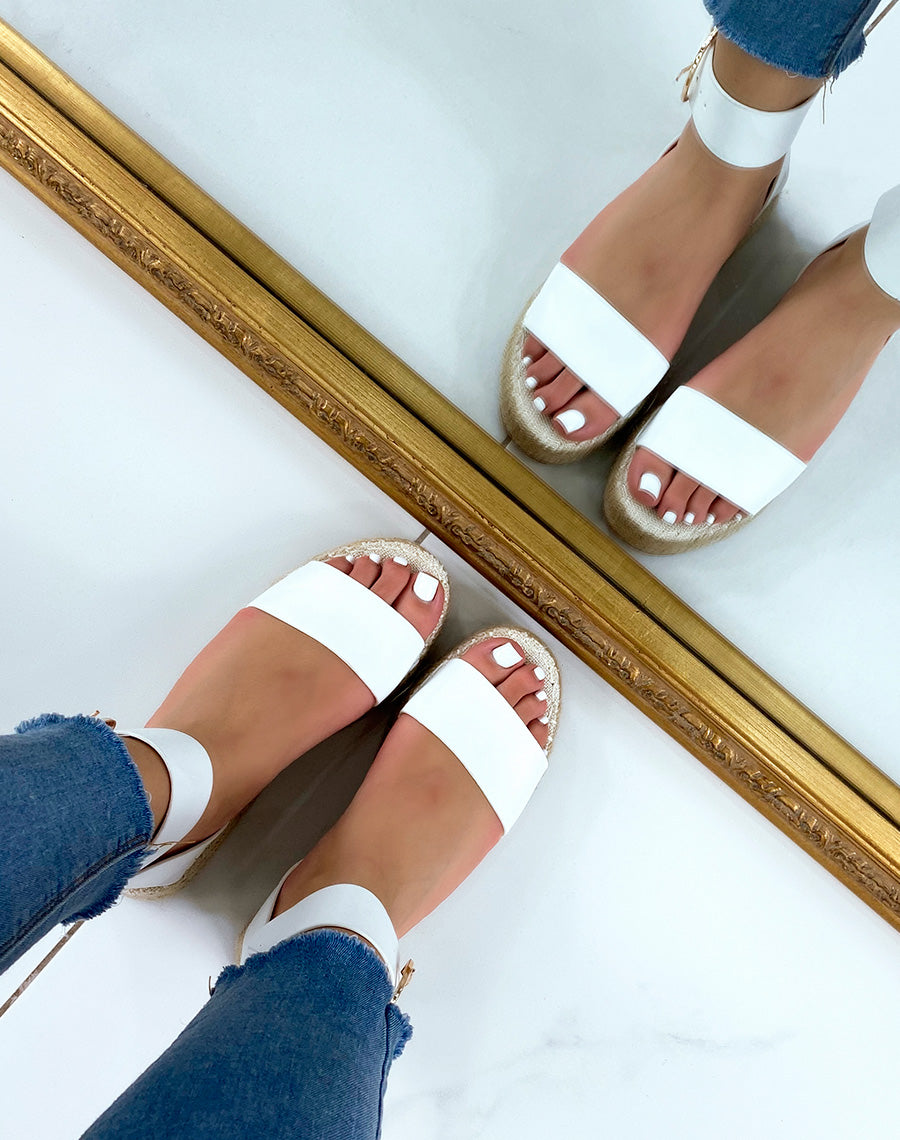 Sandales blanches à brides épaisses et semelle en toile de jute