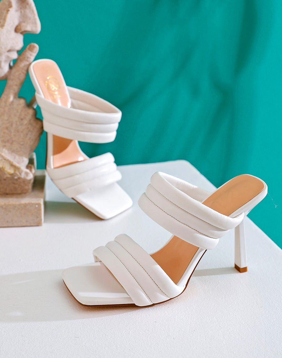 Sandales blanches à brides épaisses et talon aiguille