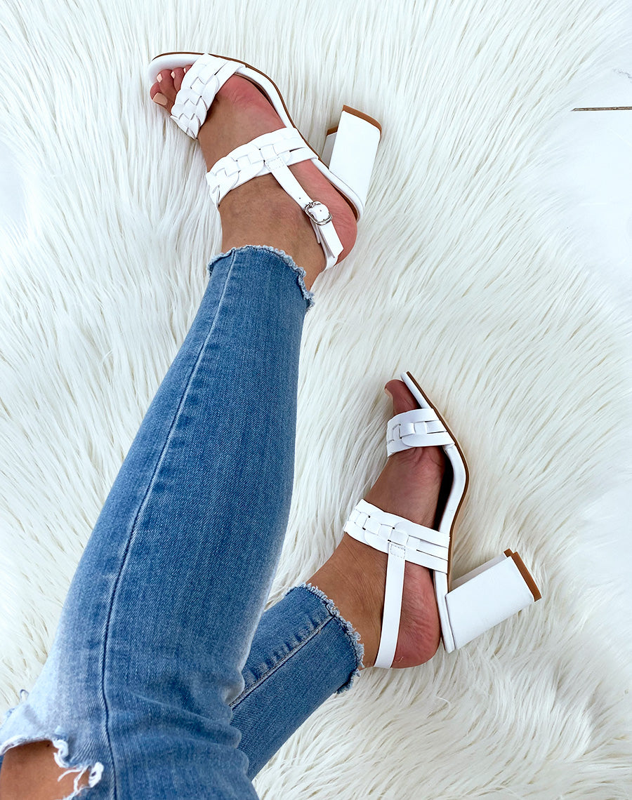 Sandales blanches à brides superposées
