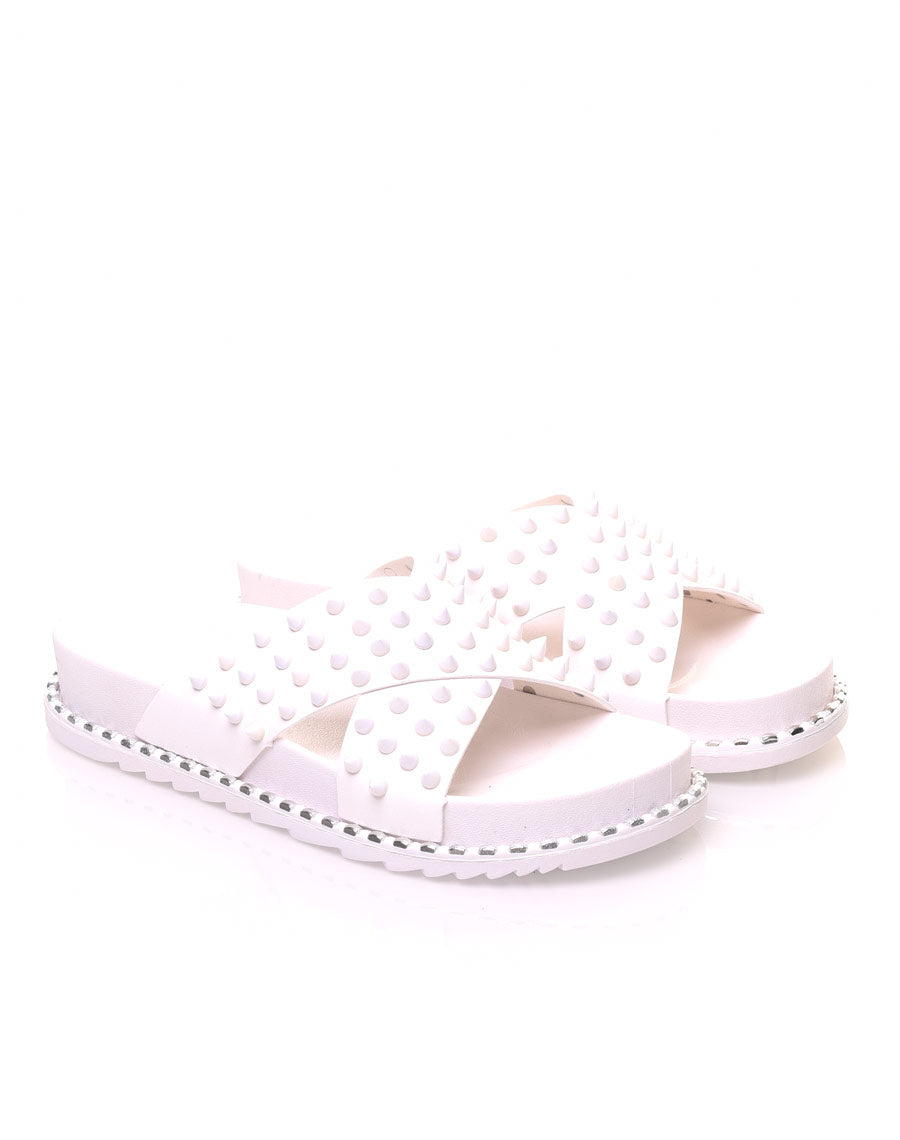 Sandales blanches à clous croisés