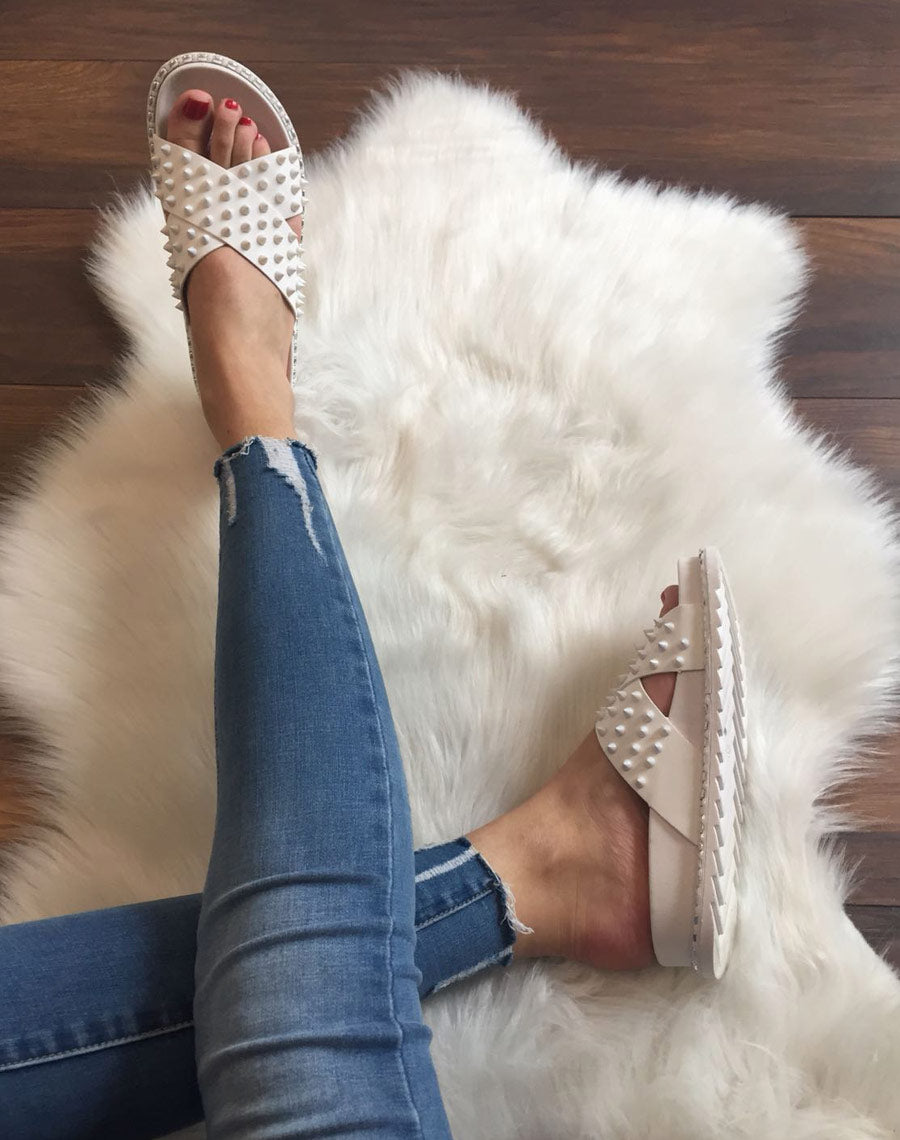 Sandales blanches à clous croisés