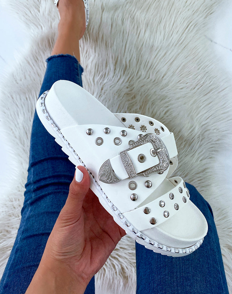 Sandales blanches cloutées à fermoir argenté