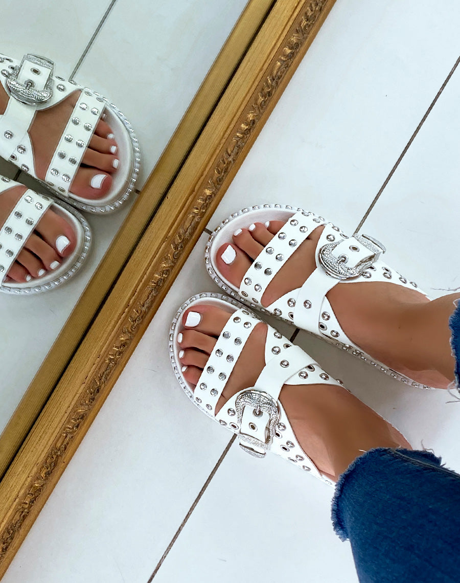 Sandales blanches cloutées à fermoir argenté