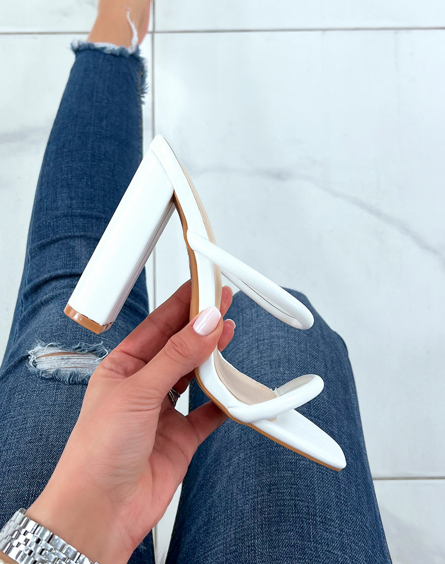 Sandales blanches à double brides fines à talon