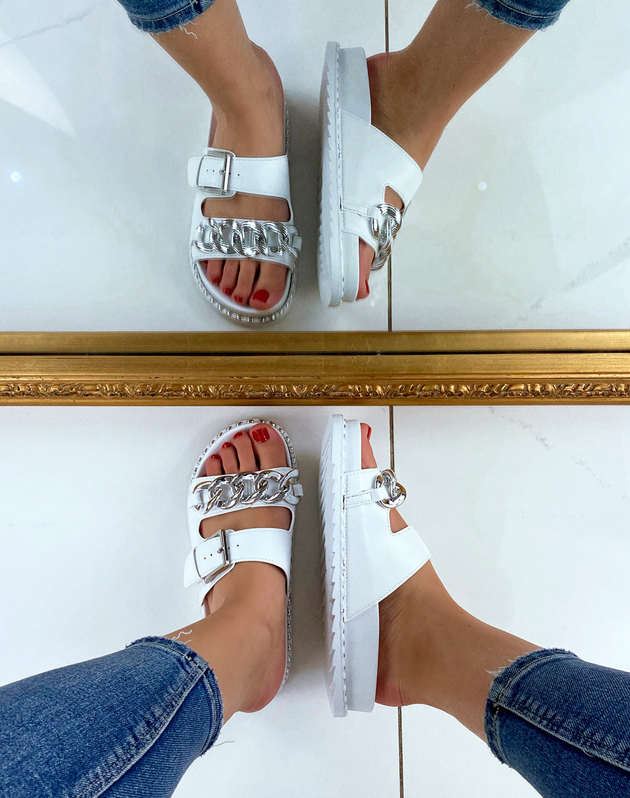 Sandales blanches à doubles brides et chaîne argentée