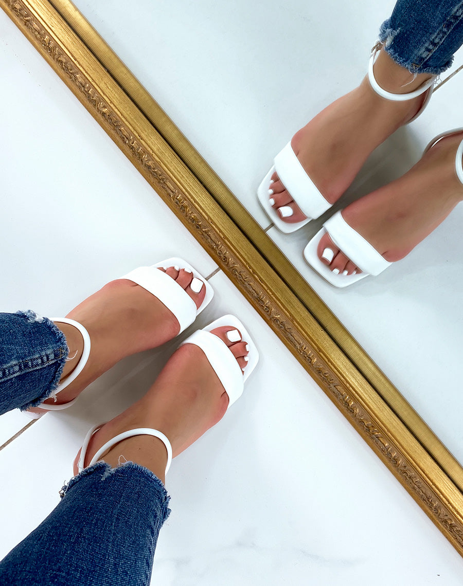 Sandales blanches lacées à petit talon