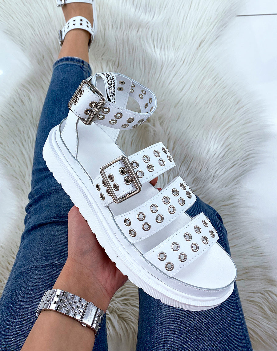 Sandales blanches à multiples brides cloutées