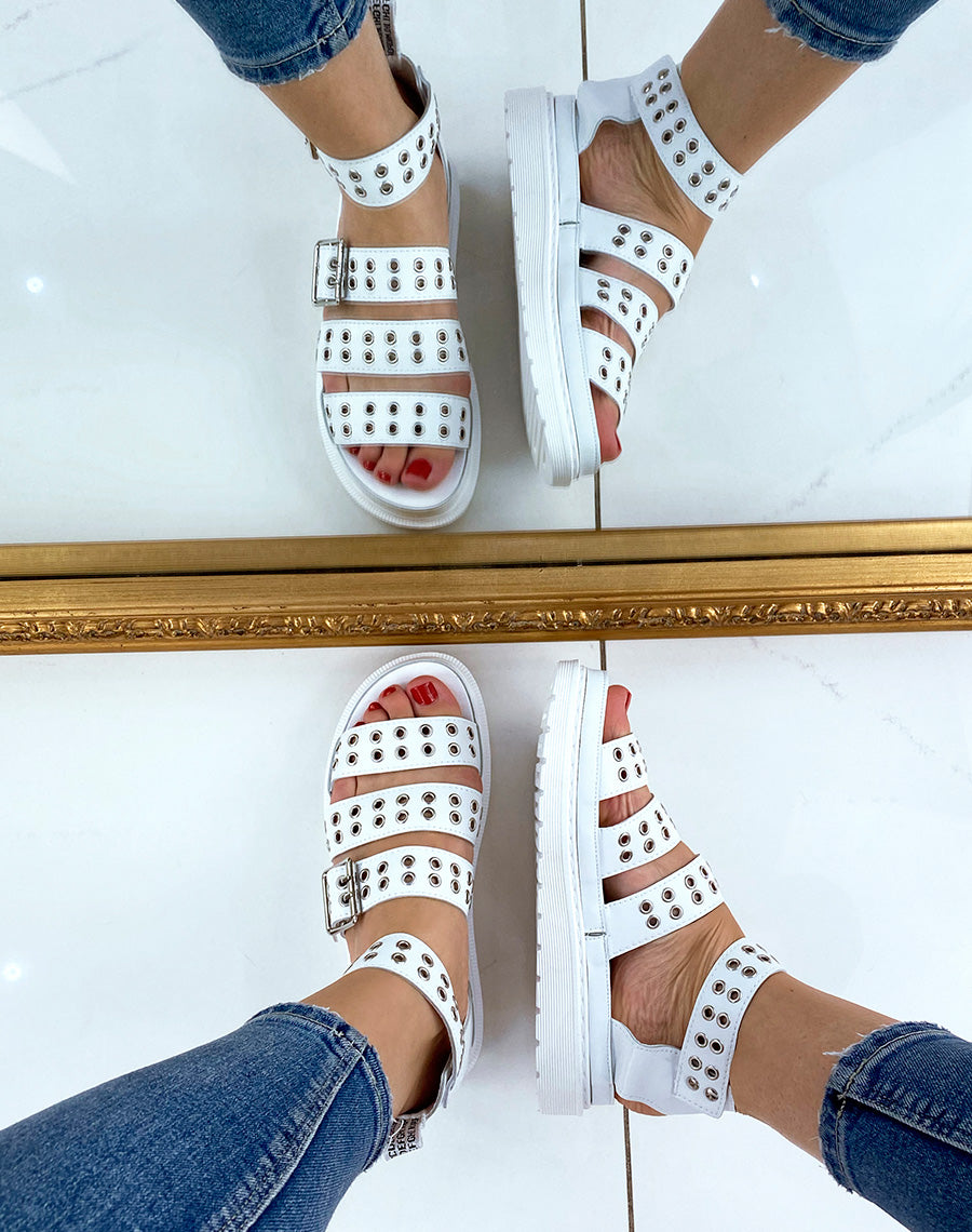 Sandales blanches à multiples brides cloutées