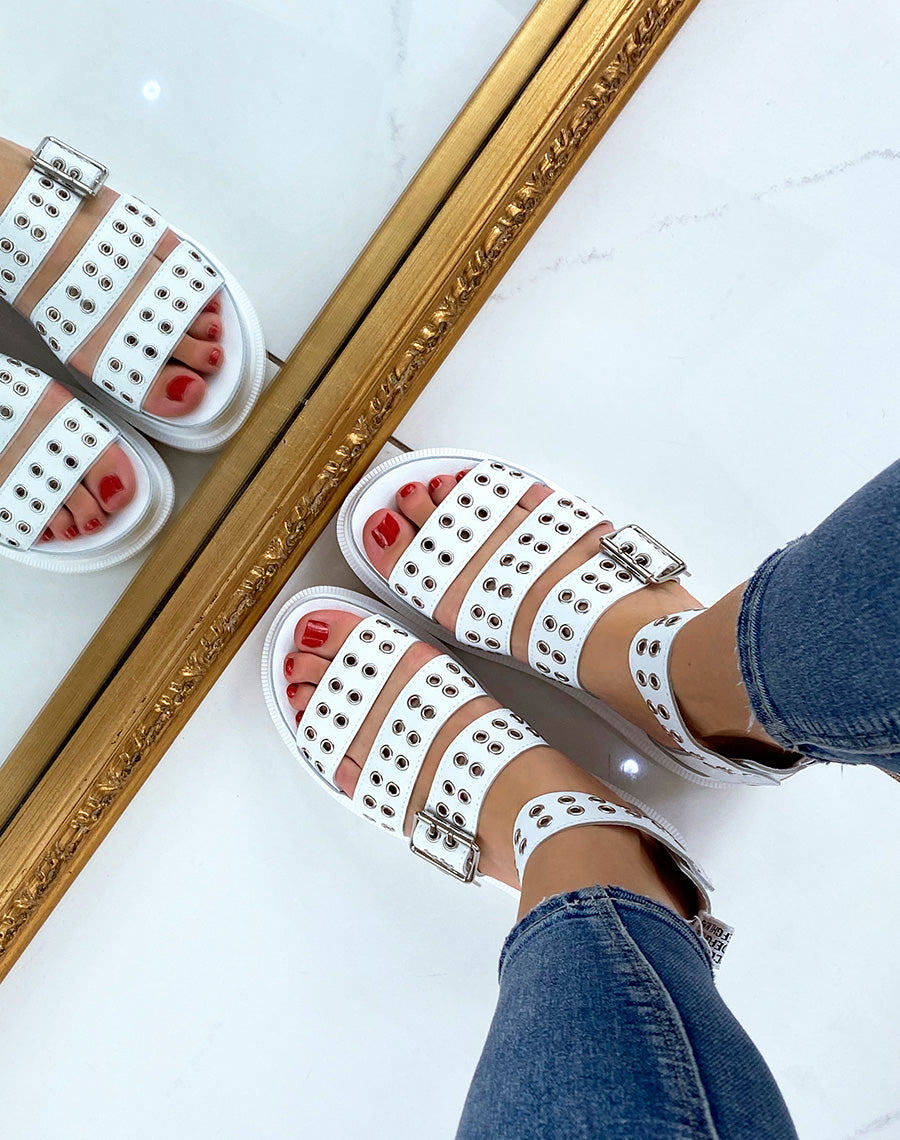 Sandales blanches à multiples brides cloutées