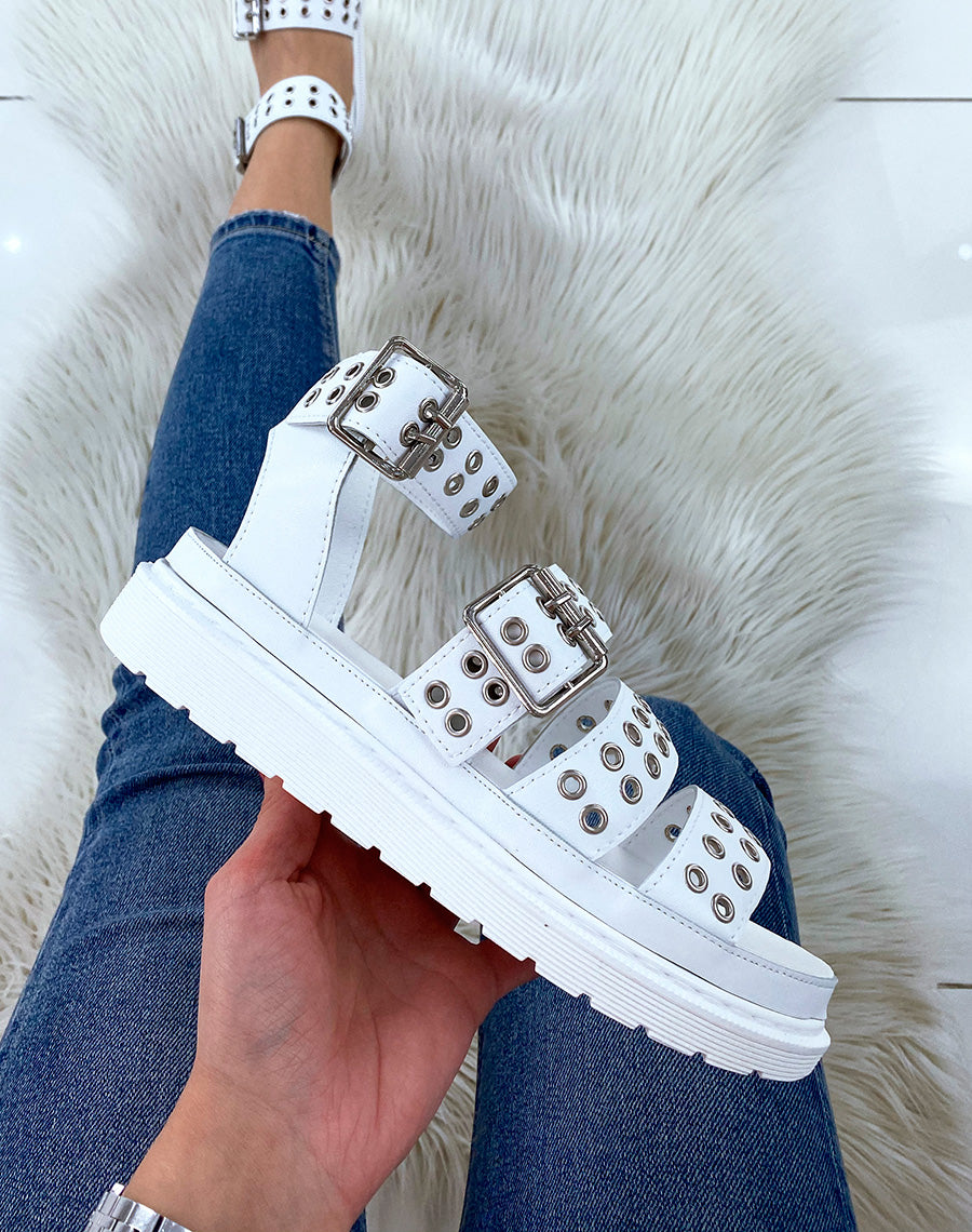 Sandales blanches à multiples brides cloutées
