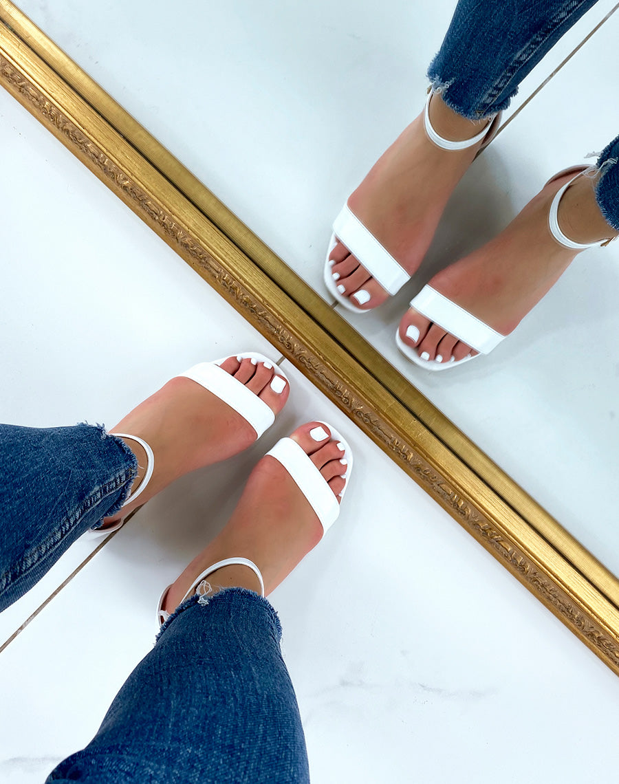 Sandales blanches à petit talon