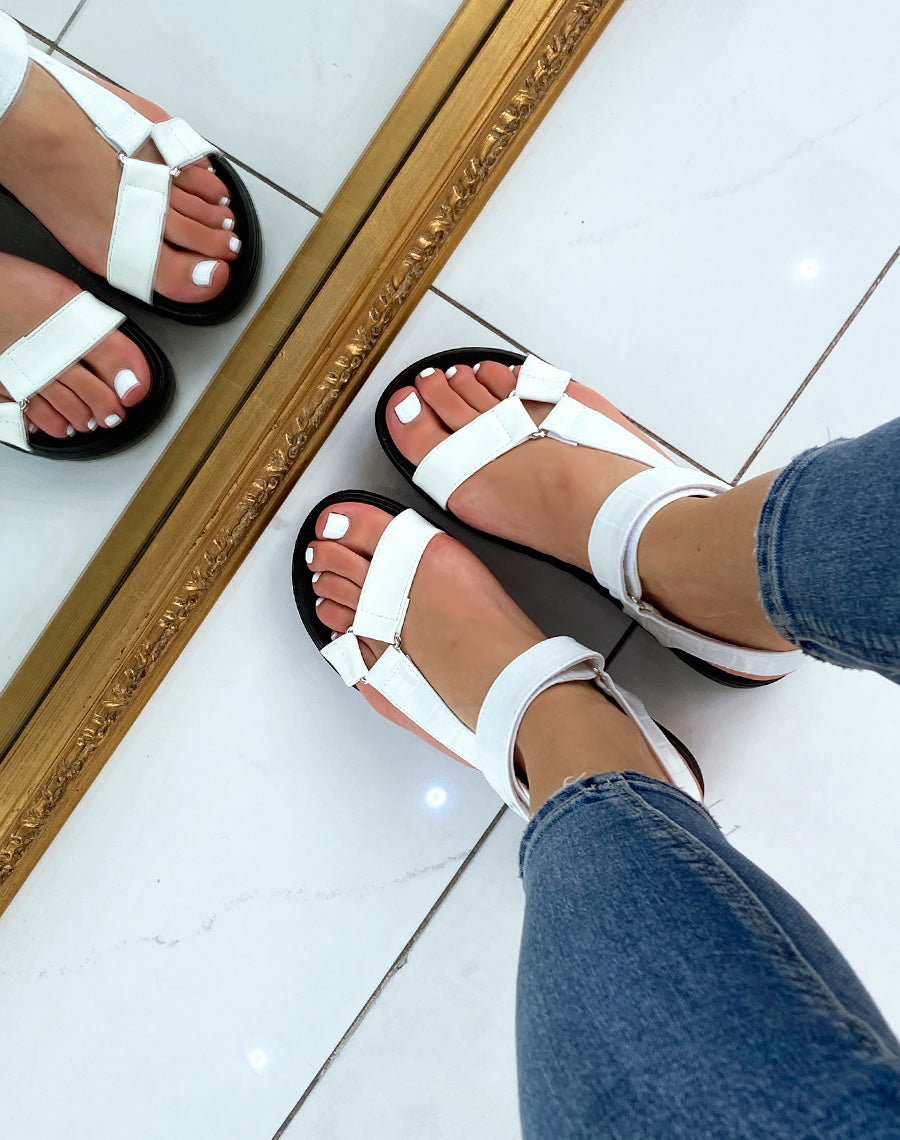 Sandales blanches à semelle crantée et lanières asymétriques