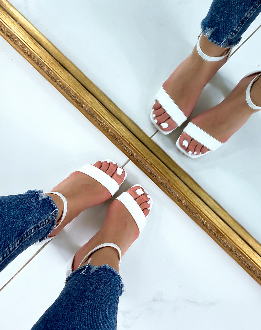 Sandales blanches à talon biseauté