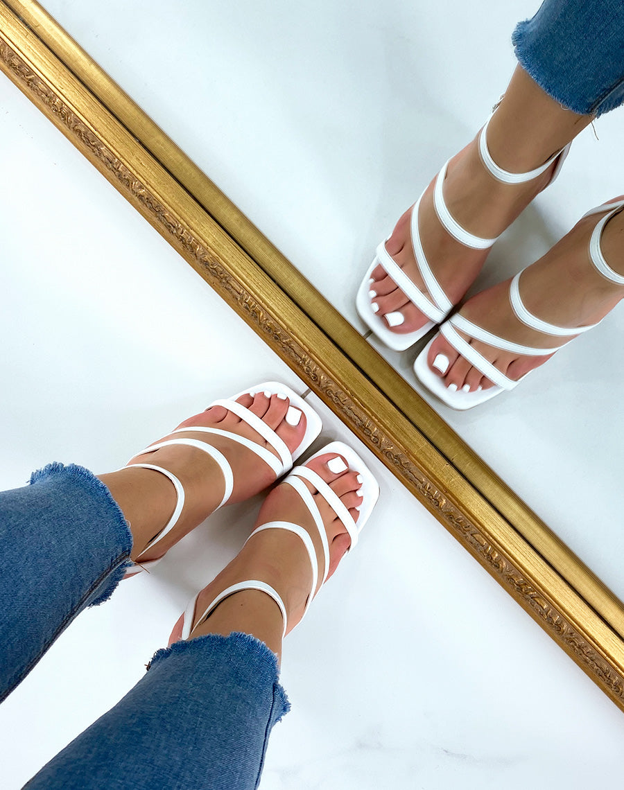 Sandales blanches à talon et triple bride