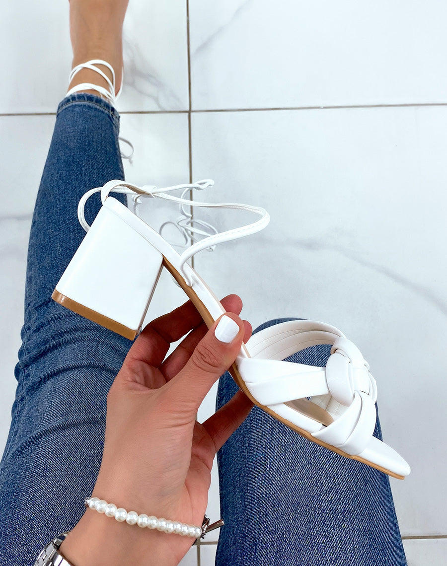 sandales blanches à talon plat et large avec bride nouée