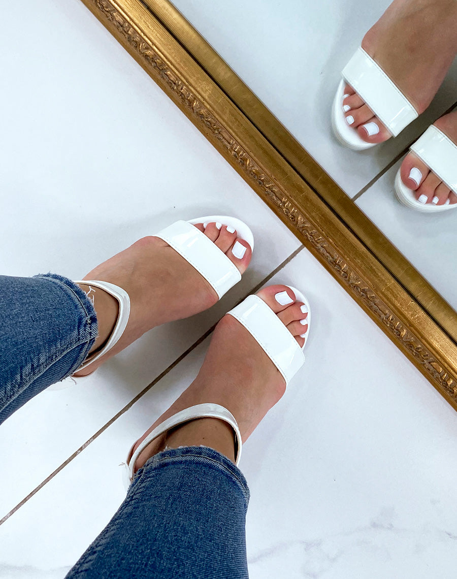 Sandales blanches vernies à bout rond et talon haut