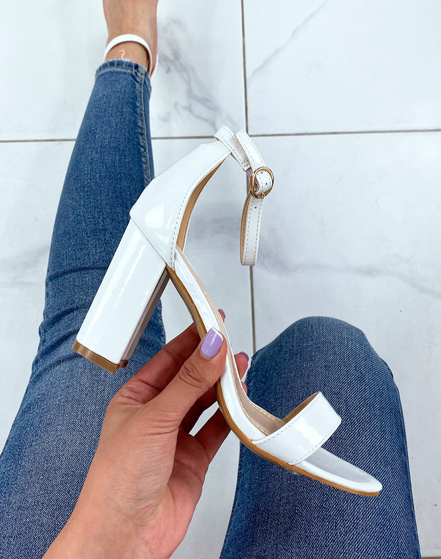 Sandales blanches vernies à talon carré et bride plate