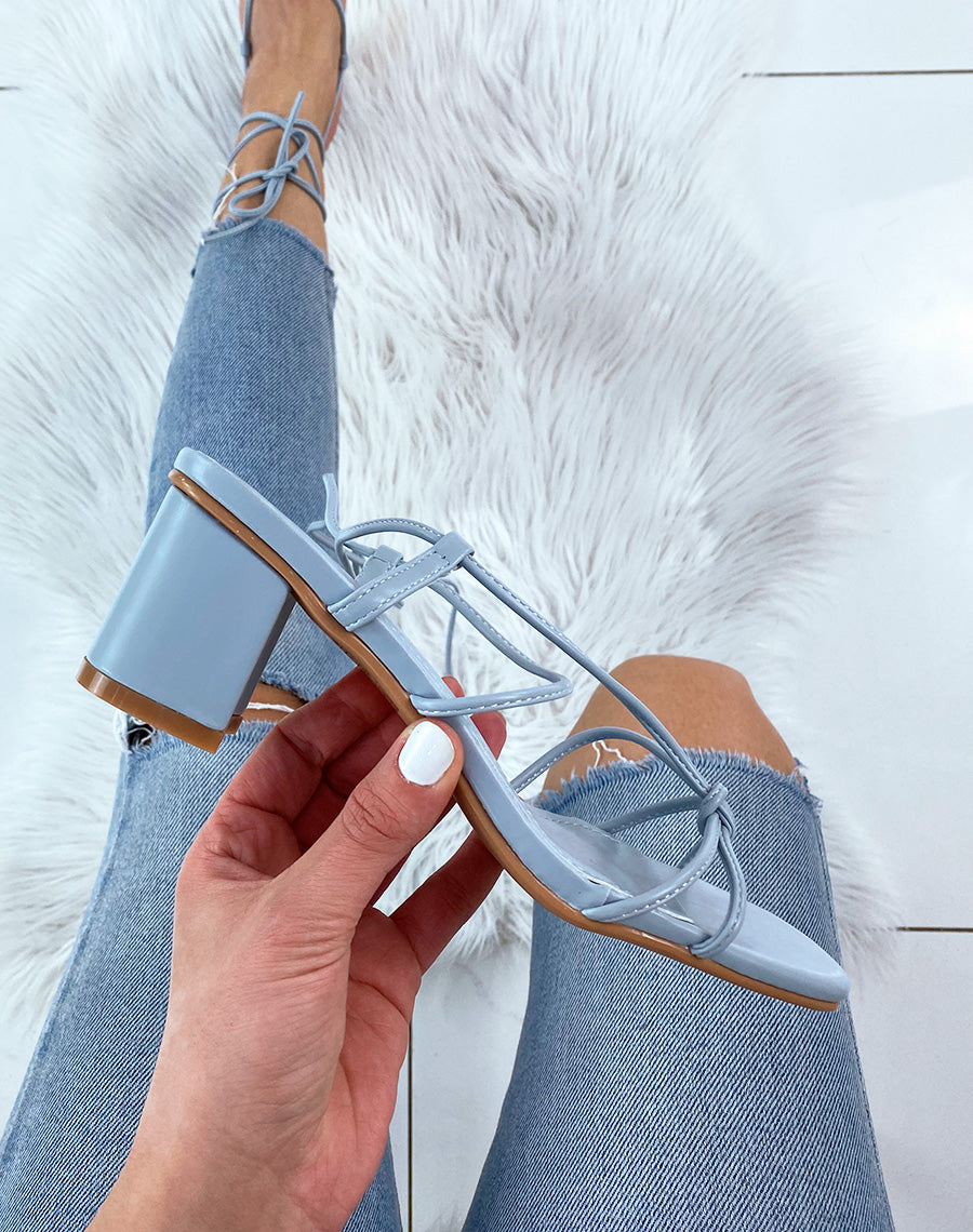 Sandales bleues à petit talon et multiples lanières