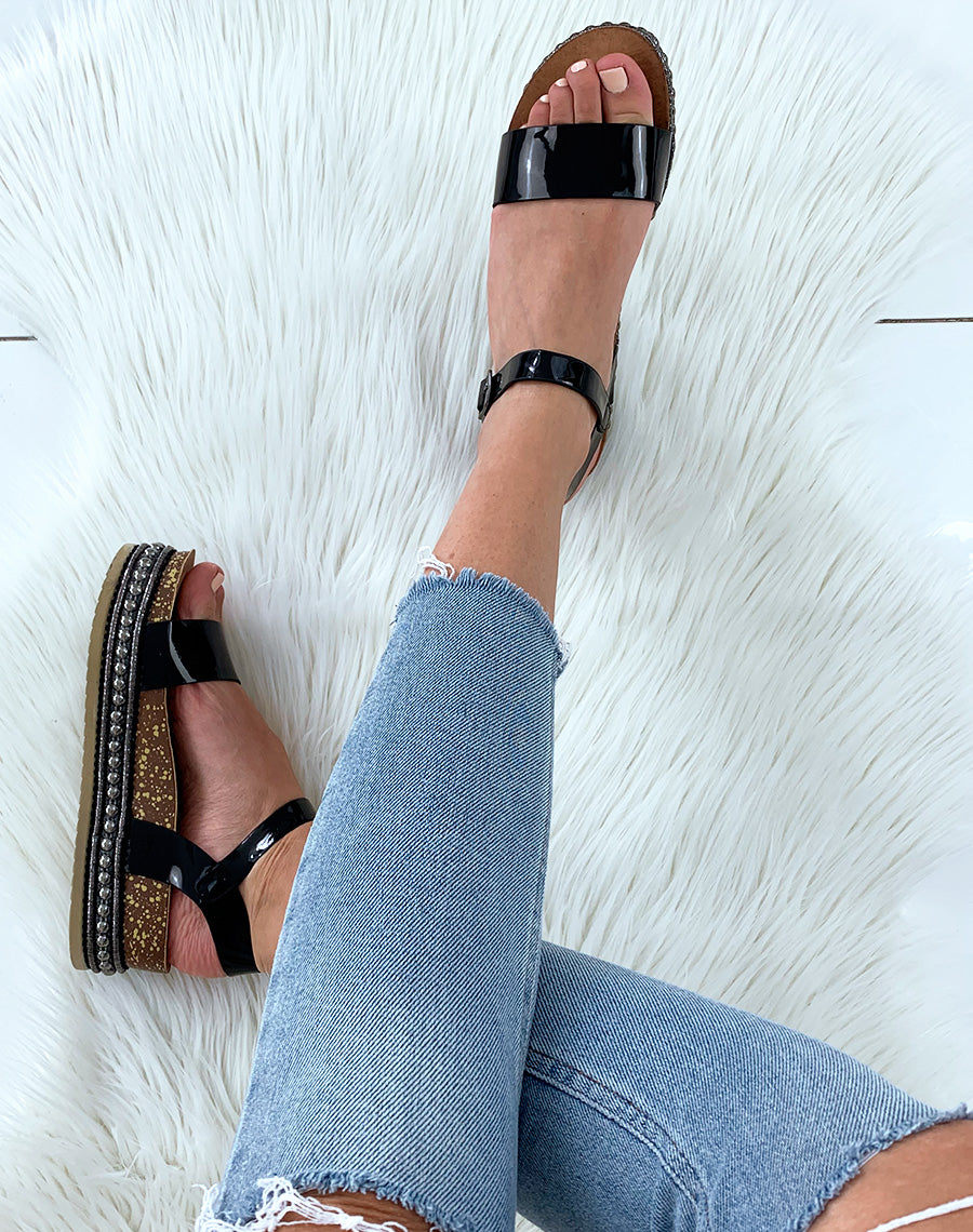 Sandales à brides vernies noires et plateformes à clous