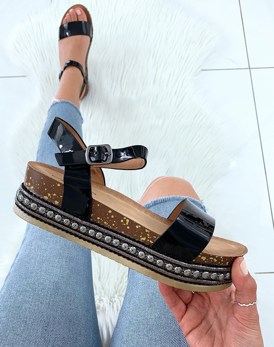 Sandales à brides vernies noires et plateformes à clous