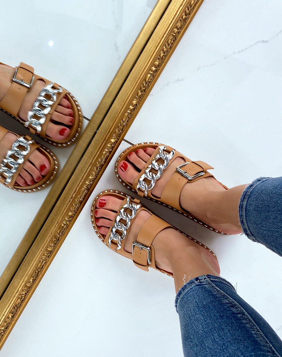 Sandales camel à doubles brides et chaîne argentée