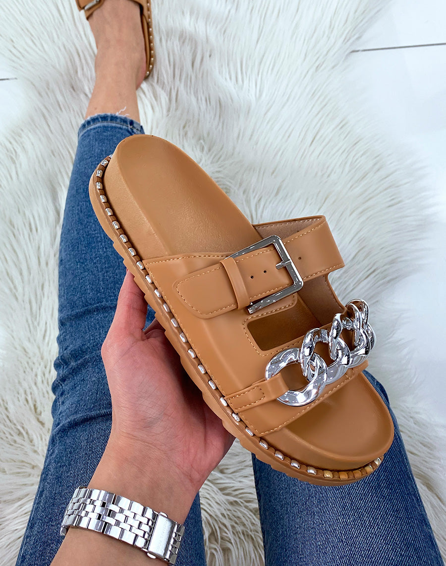 Sandales camel à doubles brides et chaîne argentée