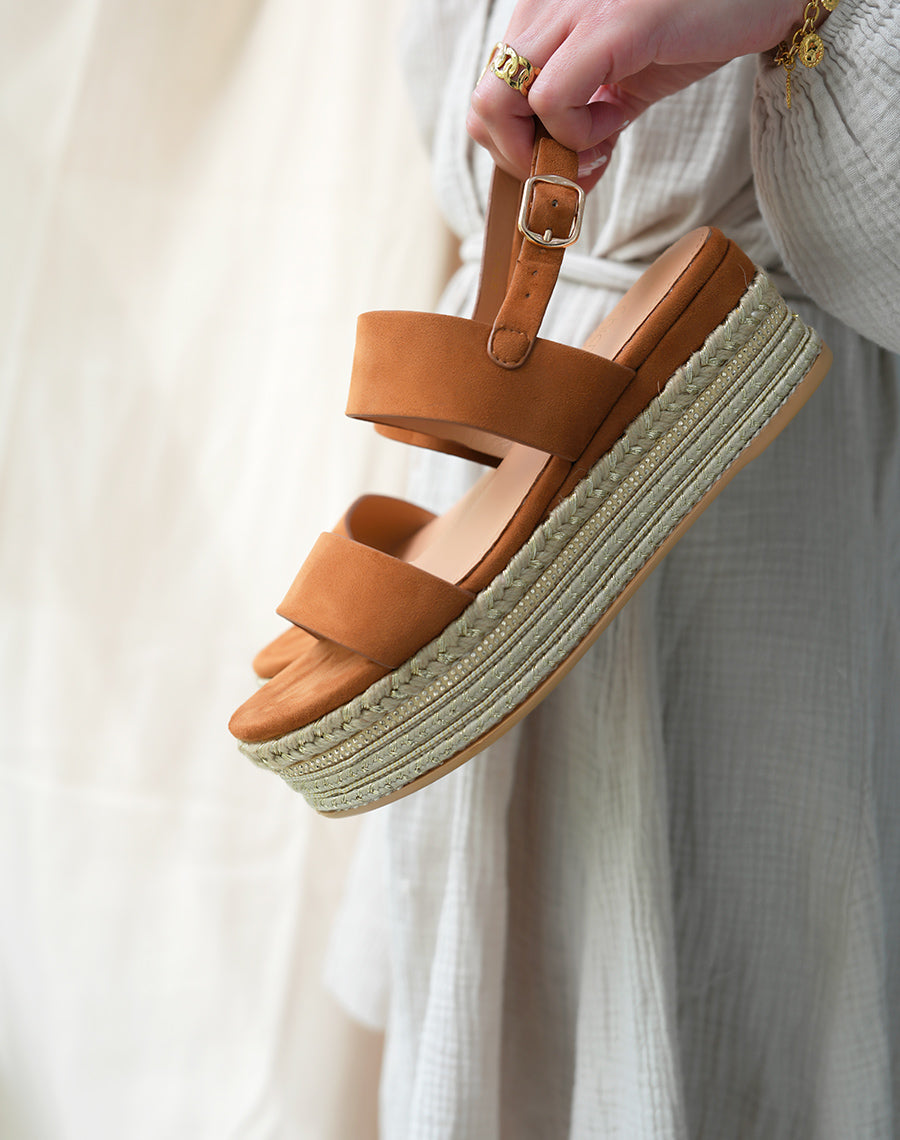 Sandales Camel en Suédine à Plateforme Corde et Détail Doré - Élégance Naturelle 