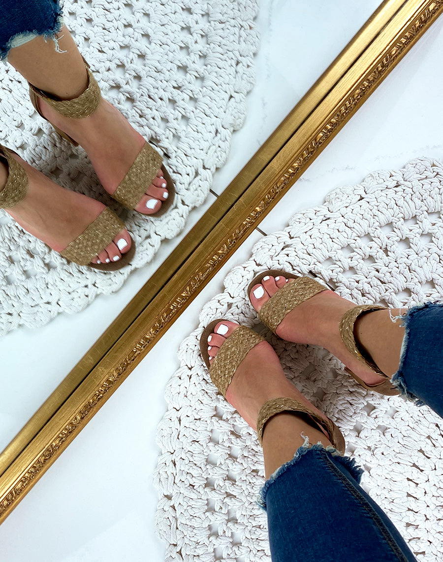 Sandales camel à lanières fantaisies et à talons carrés