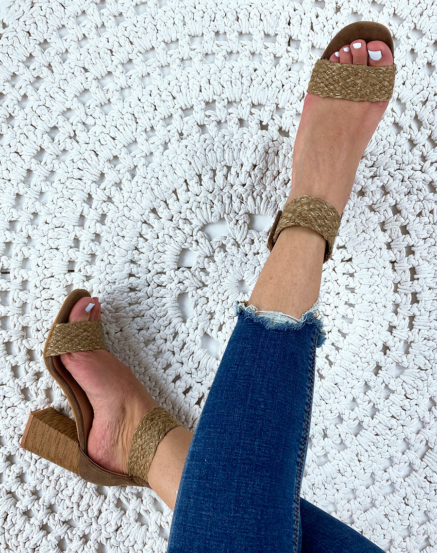 Sandales camel à lanières fantaisies et à talons carrés