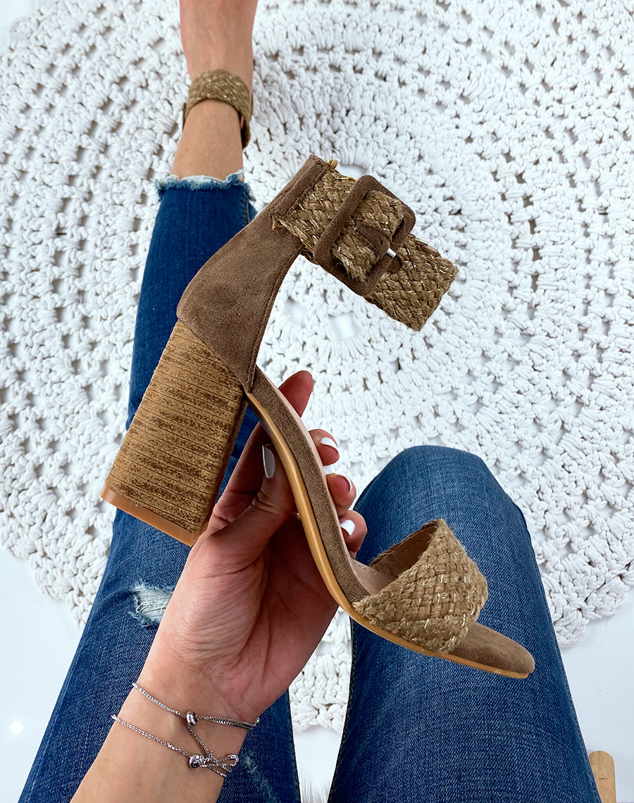 Sandales camel à lanières fantaisies et à talons carrés