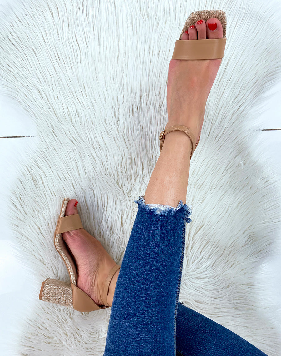 Sandales camel à talon en tissu