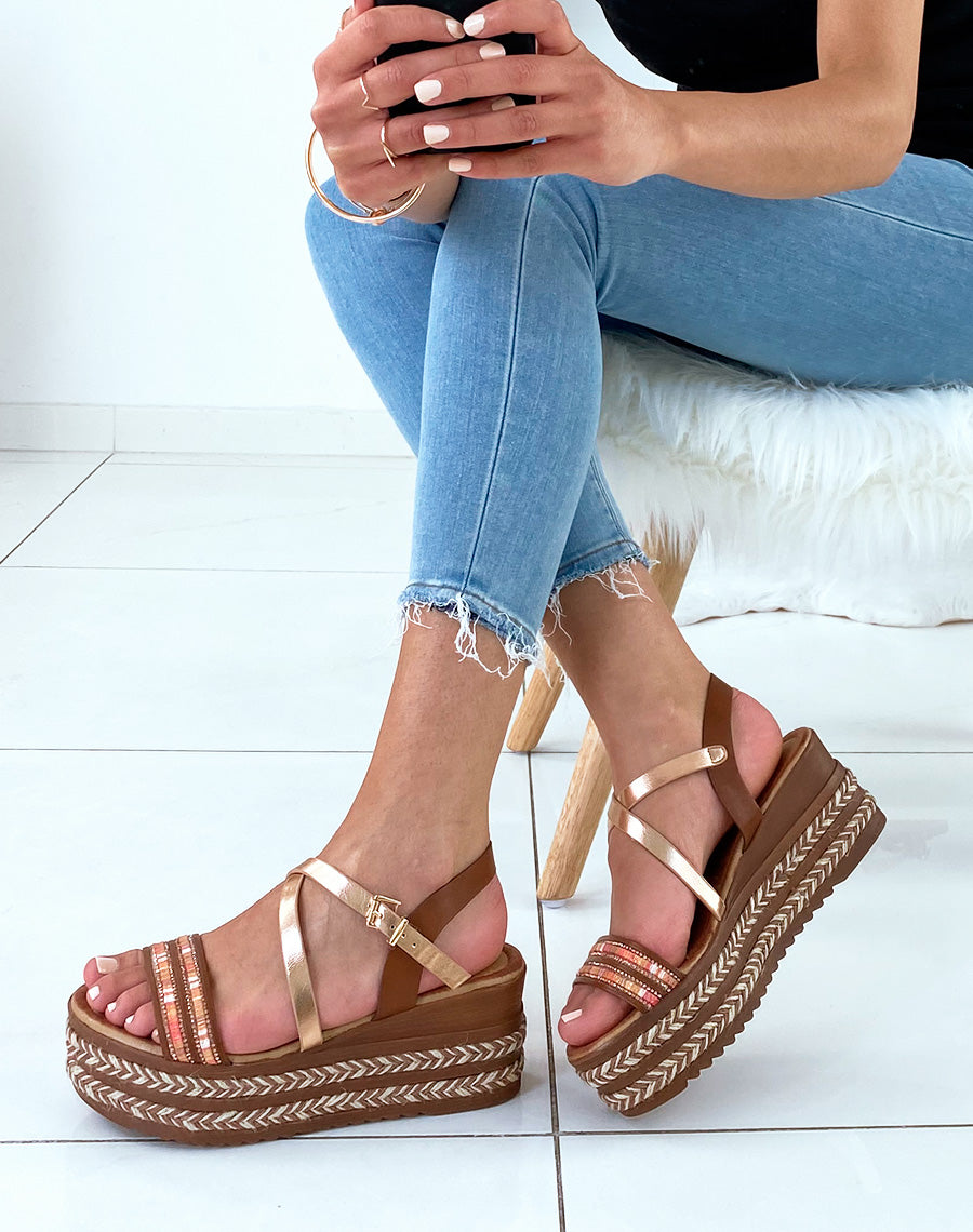 Sandales camel à talons compensées et multiples brides fantaisies