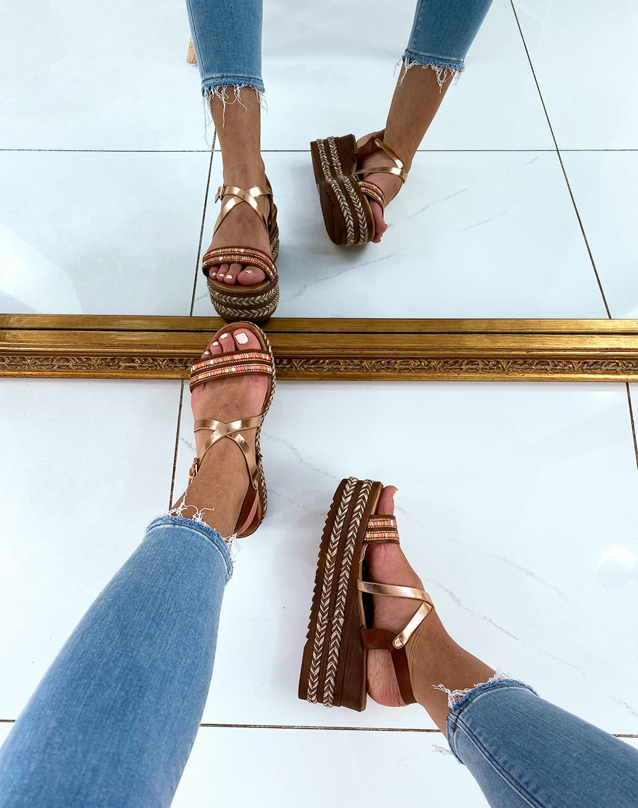 Sandales camel à talons compensées et multiples brides fantaisies