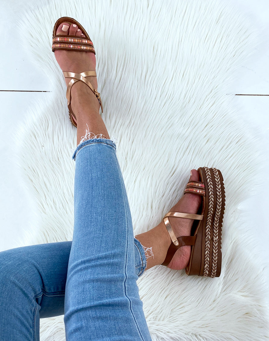 Sandales camel à talons compensées et multiples brides fantaisies