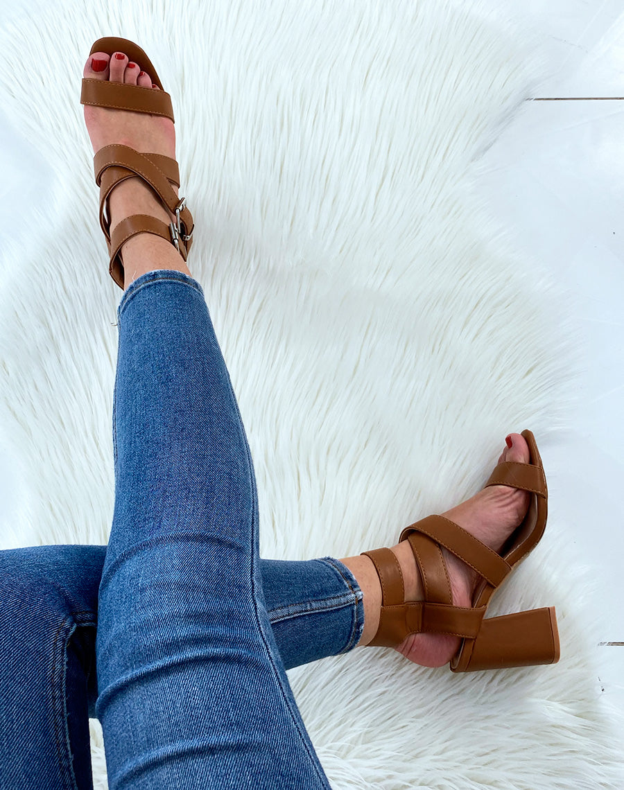 Sandales camel à talons et à multiples brides