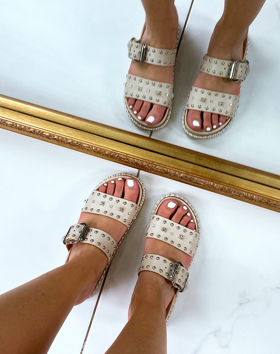 Sandales cloutées beiges à boucles