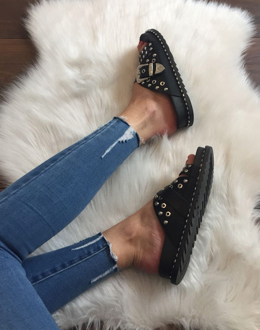 Sandales cloutées noires à boucles gravées