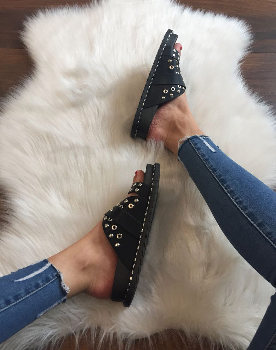 Sandales cloutées noires à boucles gravées